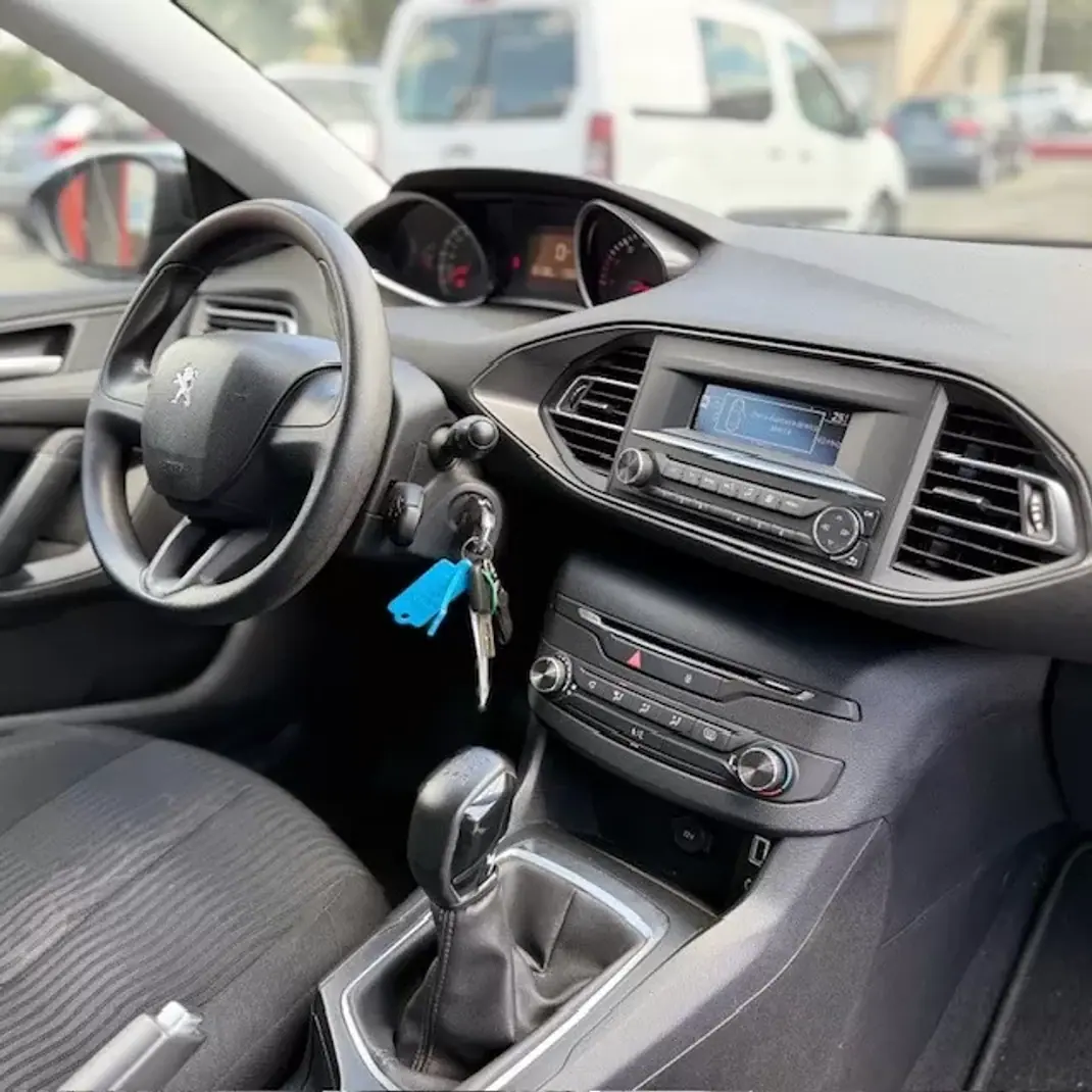 Peugeot 308 2015 - 9900 EUR, 131000 km - AUTO.MOTO.pt - 131000km - foto 12 de 14