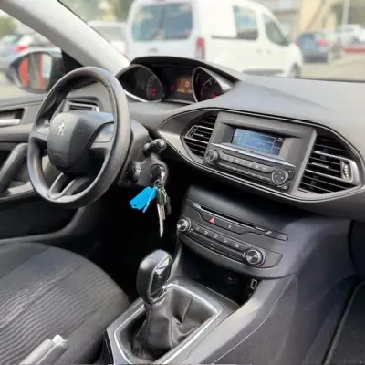 Peugeot 308 2015 - 9900 EUR, 131000 km - AUTO.MOTO.pt - 131000km - foto 12 de 14