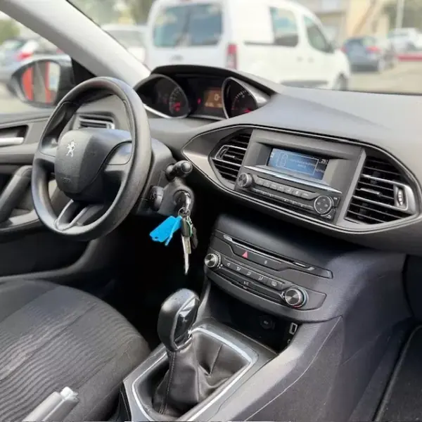 Peugeot 308 2015 - 9900 EUR, 131000 km - AUTO.MOTO.pt - 131000km - foto 12 de 14