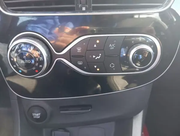 Renault Clio Sport Tourer 2019 - 9999 EUR, 186806 km - AUTO.MOTO.pt - 186806km - foto 26 de 29