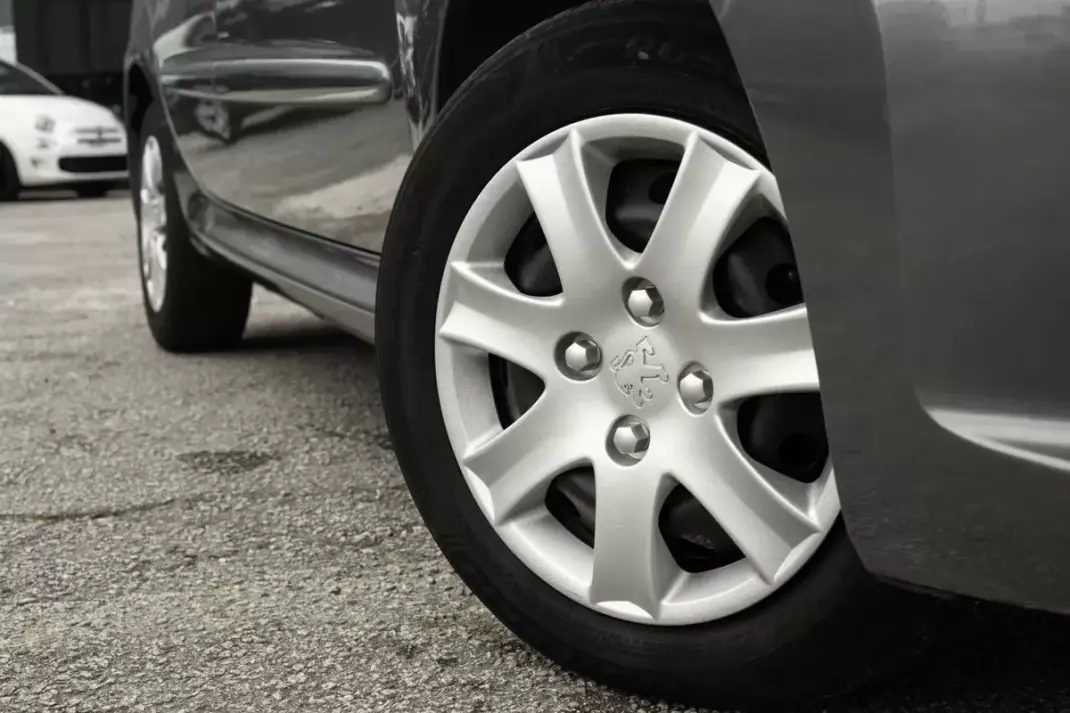 Peugeot 206 2010 - 5850 EUR, 96800 km - AUTO.MOTO.pt - 96800km - foto 4 de 19