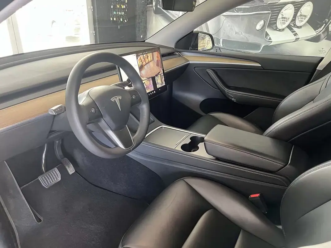Tesla Model Y 2023 - 34600 EUR, 64322 km - 64322km - foto 7 de 26