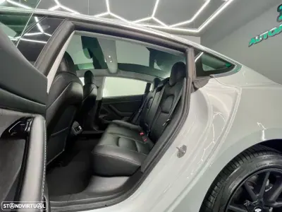 Tesla Model 3 2019 - 19500 EUR, 202000 km - AUTO.MOTO.pt - 202000km - foto 8 de 19