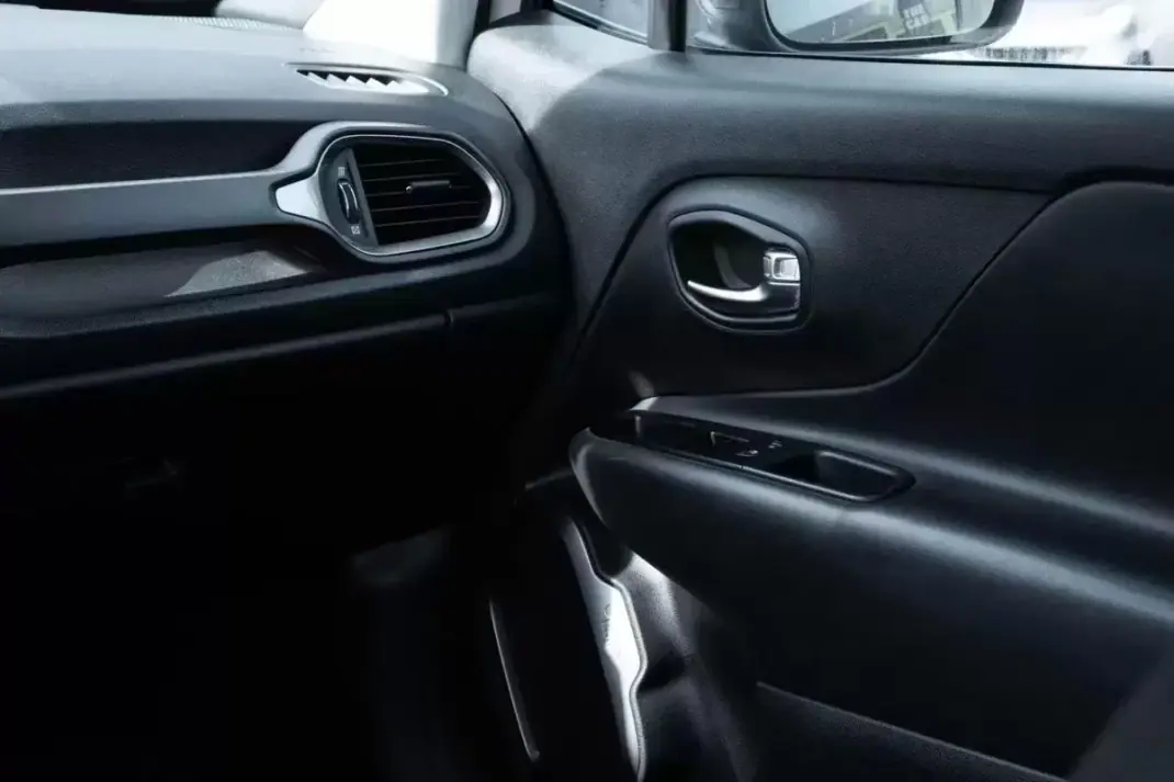 Jeep Renegade 2020 - 17600 EUR, 100000 km - AUTO.MOTO.pt - 100000km - foto 25 de 26