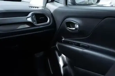 Jeep Renegade 2020 - 17600 EUR, 100000 km - AUTO.MOTO.pt - 100000km - foto 25 de 26