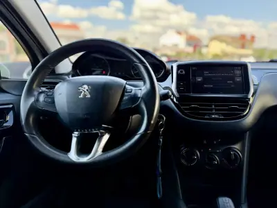 Peugeot 208 2016 - 8950 EUR, 83000 km - AUTO.MOTO.pt - 83000km - foto 16 de 25