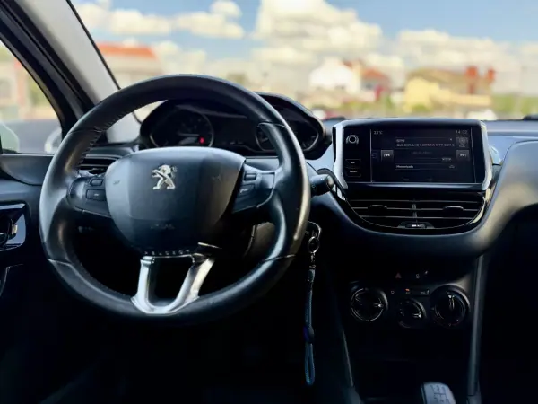 Peugeot 208 2016 - 8950 EUR, 83000 km - AUTO.MOTO.pt - 83000km - foto 16 de 25