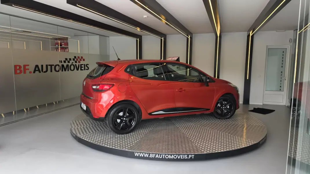 Renault Clio 2014 - 7900 EUR, 194340 km - AUTO.MOTO.pt - 194340km - foto 7 de 47