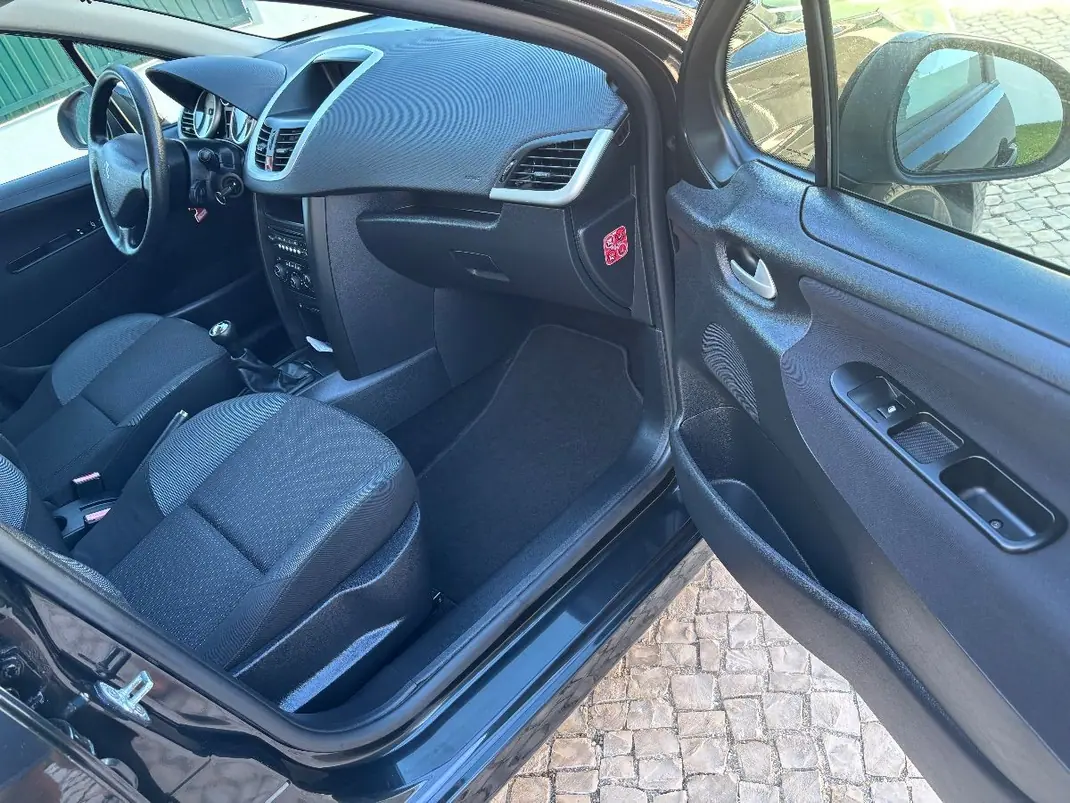 Peugeot 207 2010 - 5450 EUR, 162760 km - 162760km - foto 11 de 13