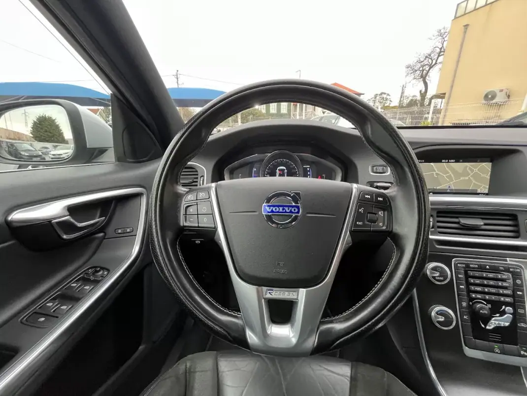 Volvo S60 2015 - 11950 EUR, 225000 km - AUTO.MOTO.pt - 225000km - foto 14 de 53