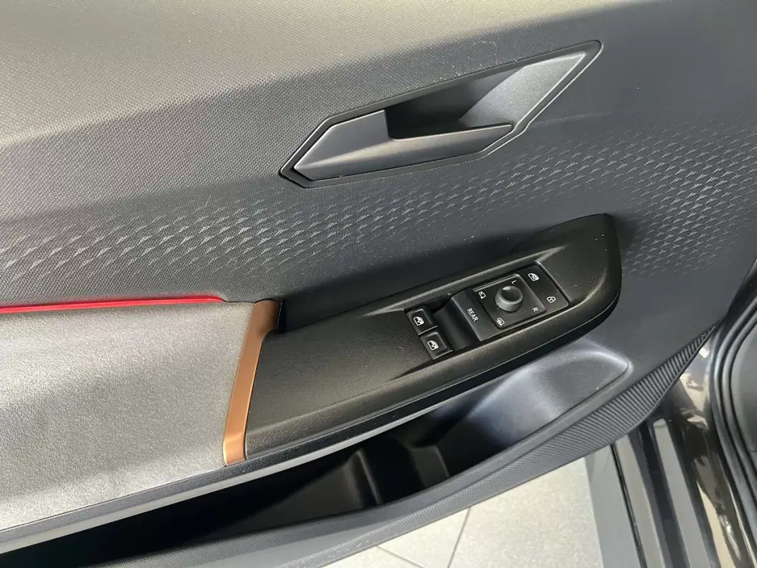 Cupra Born 2023 - 27800 EUR, 83155 km - 83155km - foto 29 de 31