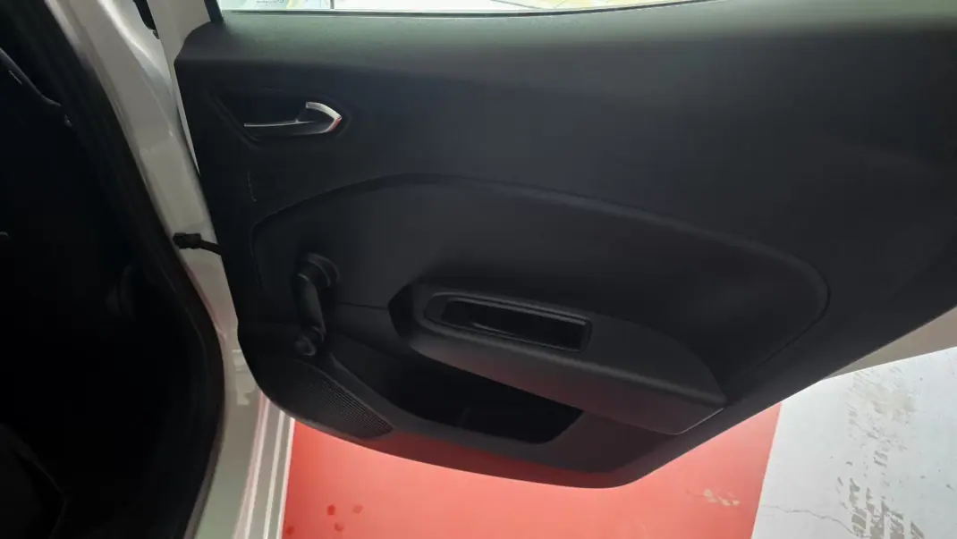 Renault Clio VAN 1.5 Blue DCi AIR NAV 2020 - 14220 EUR, 90991 km - AUTO.MOTO.pt - 90991km - foto 44 de 46