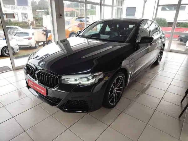 BMW 530e 2022 - 35650 EUR, 99990 km - AUTO.MOTO.pt - 99990km - foto 6 de 37