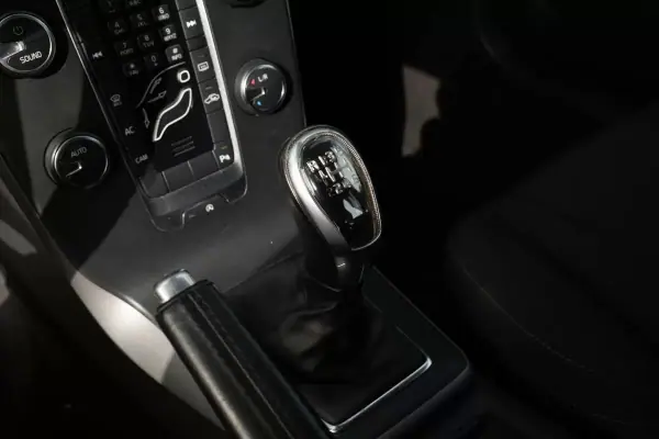 Volvo V40 2013 - 10999 EUR, 275270 km - AUTO.MOTO.pt - 275270km - foto 17 de 24