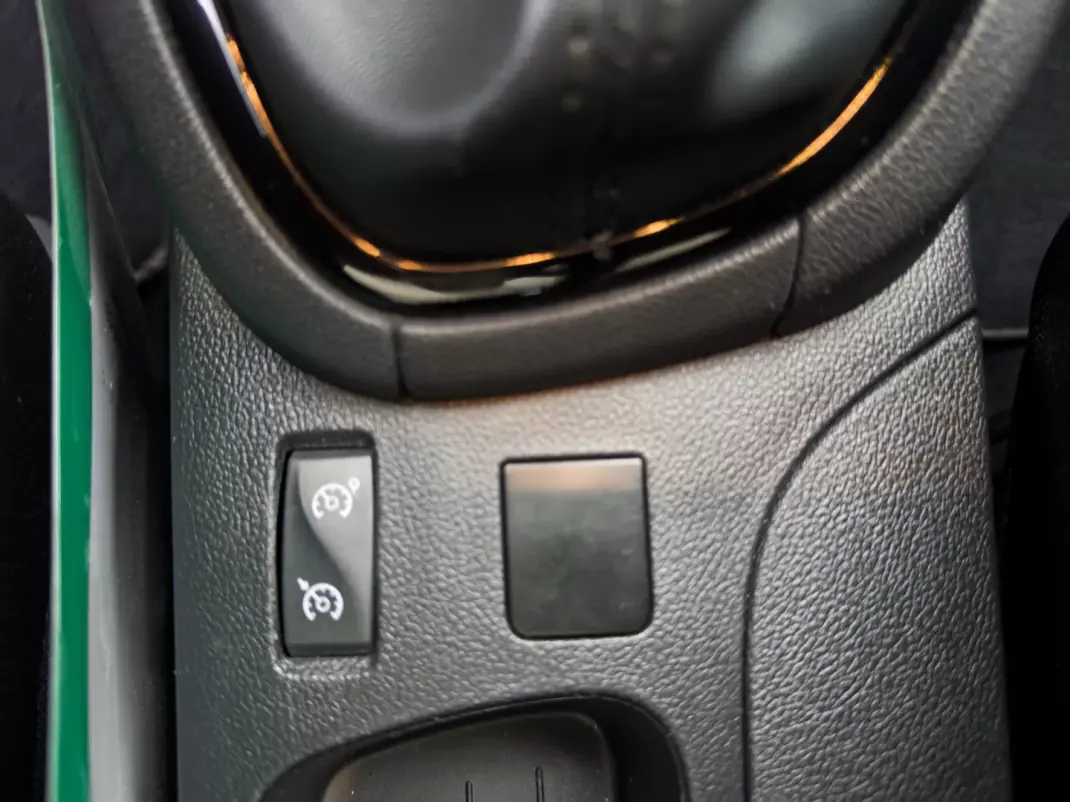 Renault Clio 2019 - 10990 EUR, 128000 km - AUTO.MOTO.pt - 128000km - foto 33 de 43