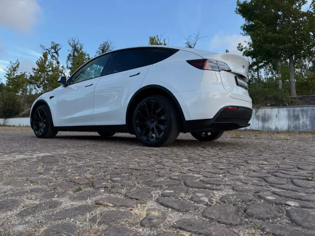 Tesla Model Y 2021 - 32500 EUR, 135000 km - 135000km - foto 16 de 23