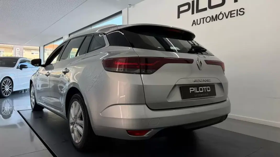 Renault Mégane Sport Tourer 2020 - 13990 EUR, 137993 km - AUTO.MOTO.pt - 137993km - foto 7 de 32