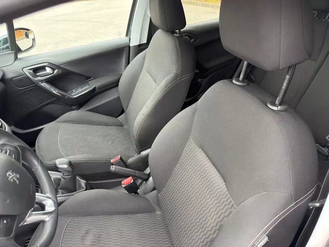 Peugeot 208 2017 - 10900 EUR, 72148 km - 72148km - foto 6 de 17