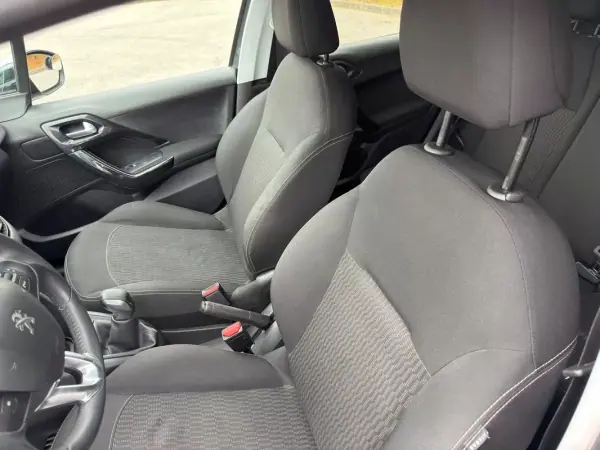 Peugeot 208 2017 - 10900 EUR, 72148 km - AUTO.MOTO.pt - 72148km - foto 6 de 17