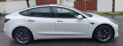 Tesla Model 3 2021 - 26490 EUR, 93800 km - AUTO.MOTO.pt - 93800km - foto 4 de 15
