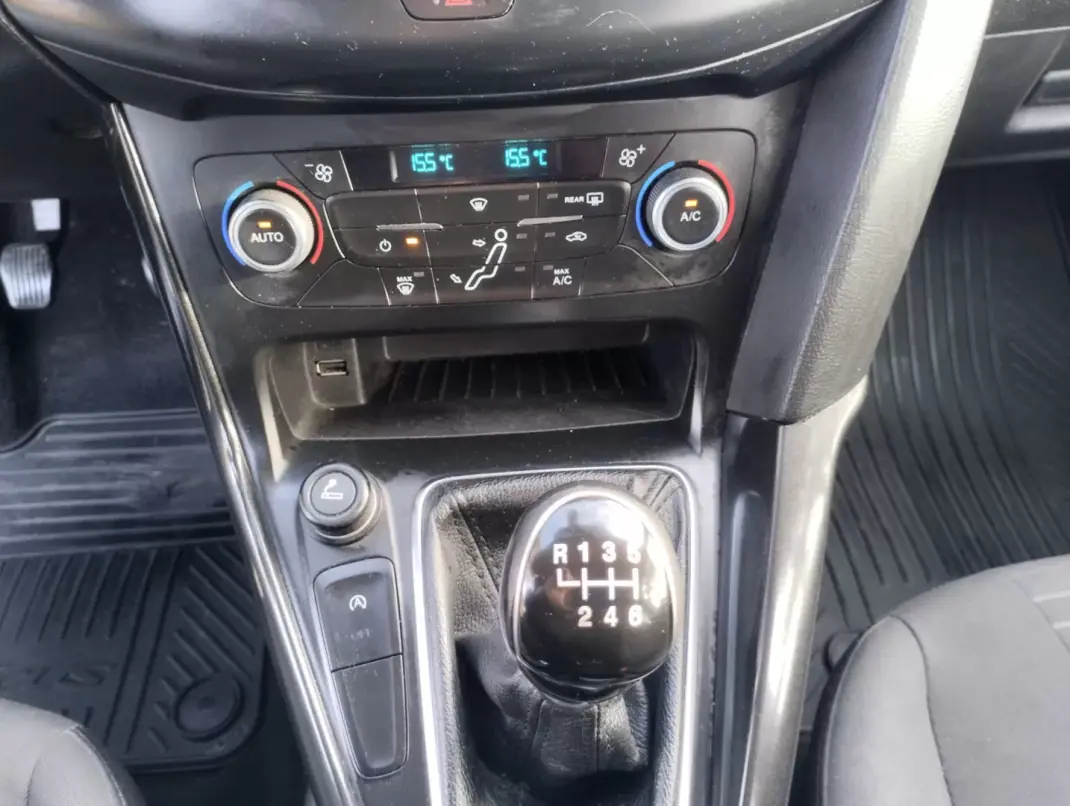 Ford Focus 2018 - 9999 EUR, 160000 km - AUTO.MOTO.pt - 160000km - foto 22 de 30