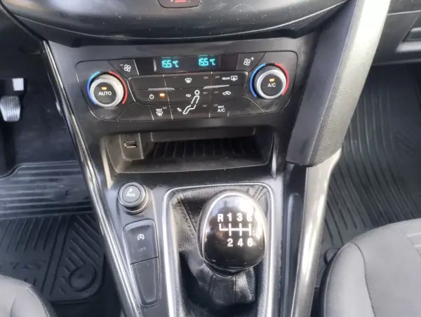 Ford Focus 2018 - 9999 EUR, 160000 km - AUTO.MOTO.pt - 160000km - foto 22 de 30
