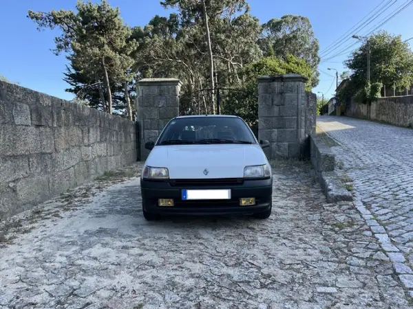 Renault Clio 1993 - 3900 EUR, 283000 km - AUTO.MOTO.pt - 283000km - foto 6 de 39