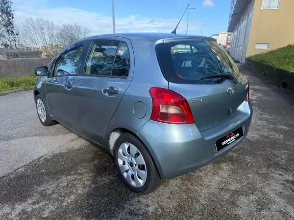 Toyota Yaris 2006 - 5400 EUR, 162000 km - AUTO.MOTO.pt - 162000km - foto 6 de 23