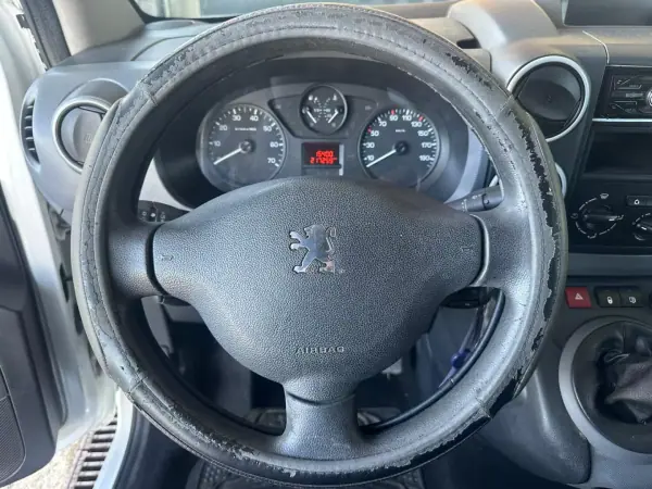 Peugeot Partner 2010 - 8900 EUR, 217259 km - AUTO.MOTO.pt - 217259km - foto 13 de 20