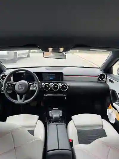 Mercedes-Benz A 180 Limousine 2020 — foto 5 de 12