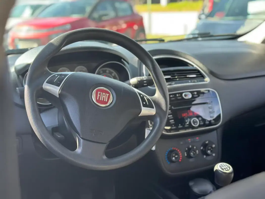 Fiat Punto 2018 - 10990 EUR, 83900 km - AUTO.MOTO.pt - 83900km - foto 13 de 20