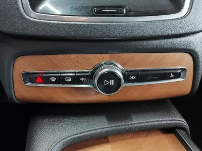 Volvo XC 90 2021 - 49950 EUR, 70500 km - AUTO.MOTO.pt - 70500km - foto 37 de 41