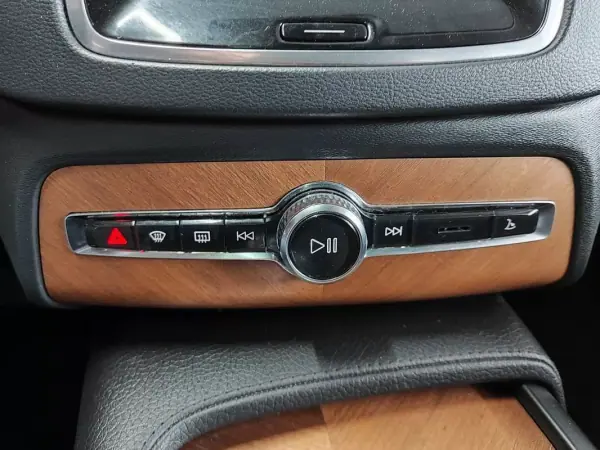 Volvo XC 90 2021 - 49950 EUR, 70500 km - AUTO.MOTO.pt - 70500km - foto 37 de 41