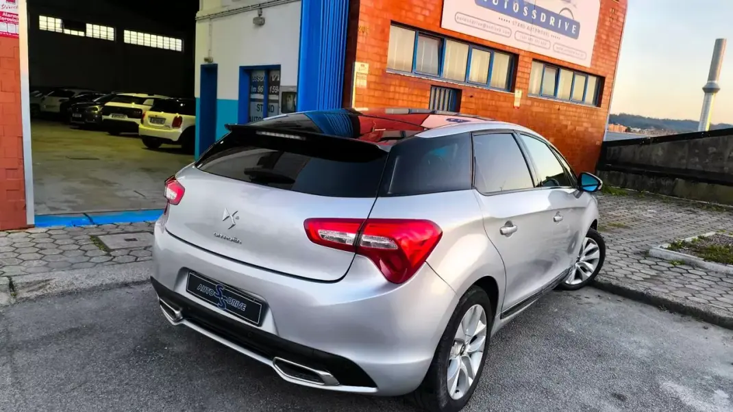 Citroën DS5 2012 - 10900 EUR, 184000 km - AUTO.MOTO.pt - 184000km - foto 7 de 17