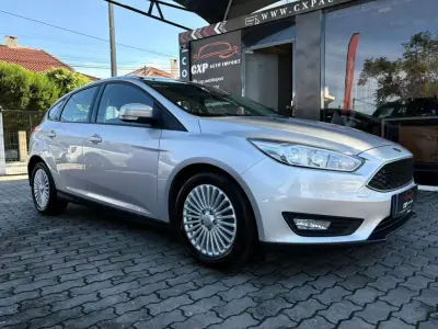 Ford Focus 2018 - 13900 EUR, 114000 km - AUTO.MOTO.pt - 114000km - foto 13 de 16