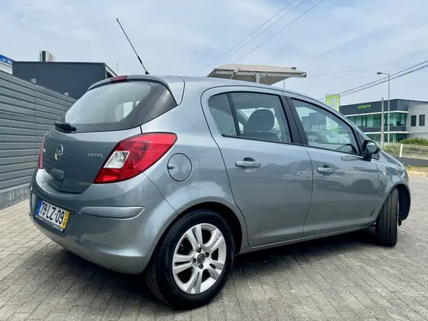 Opel Corsa 2011 - 6950 EUR, 212000 km - AUTO.MOTO.pt - 212000km - foto 9 de 19