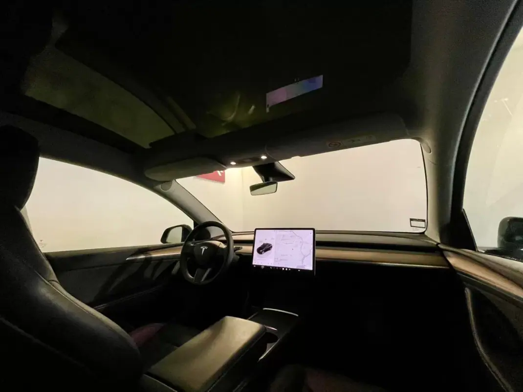 Tesla Model Y 2024 - 38500 EUR, 68000 km - AUTO.MOTO.pt - 68000km - foto 3 de 43