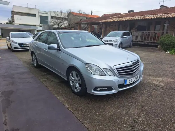 Mercedes-Benz E 250 2009 - 14450 EUR, 234946 km - AUTO.MOTO.pt - 234946km - foto 4 de 23