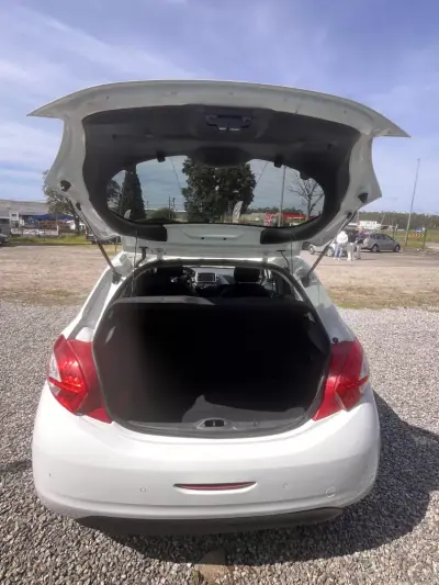 Peugeot 208 2015 - 7250 EUR, 84100 km - AUTO.MOTO.pt - 84100km - foto 6 de 19