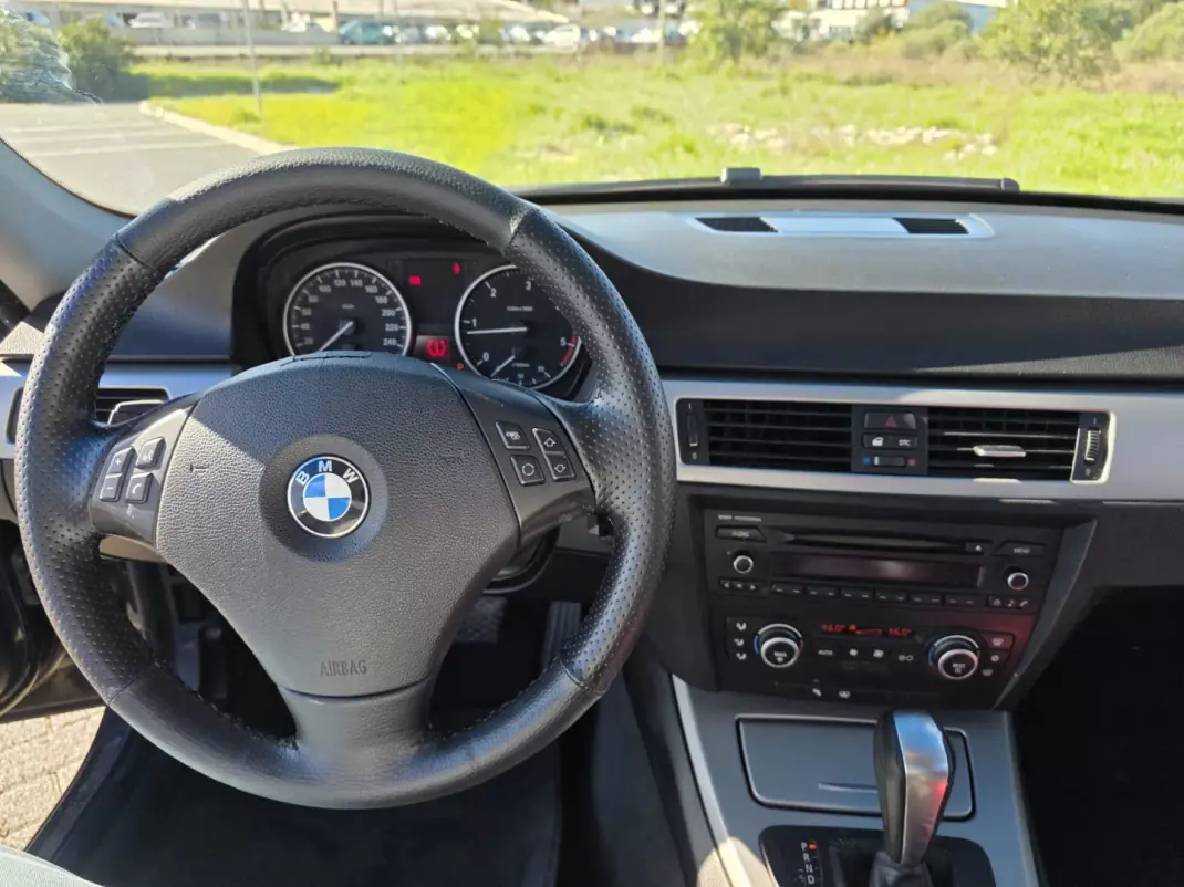 BMW 320 2009 - 8990 EUR, 225750 km - AUTO.MOTO.pt - 225750km - foto 10 de 11