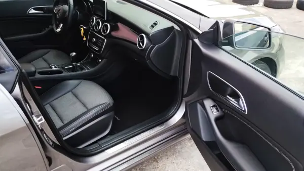Mercedes-Benz CLA 180 2016 - 16950 EUR, 176000 km - AUTO.MOTO.pt - 176000km - foto 21 de 32