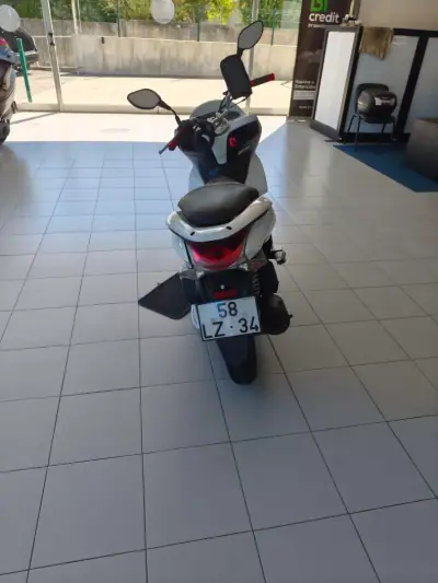 Honda PCX 125 2011 - 1750 EUR, 32000 km - foto 6 de 7