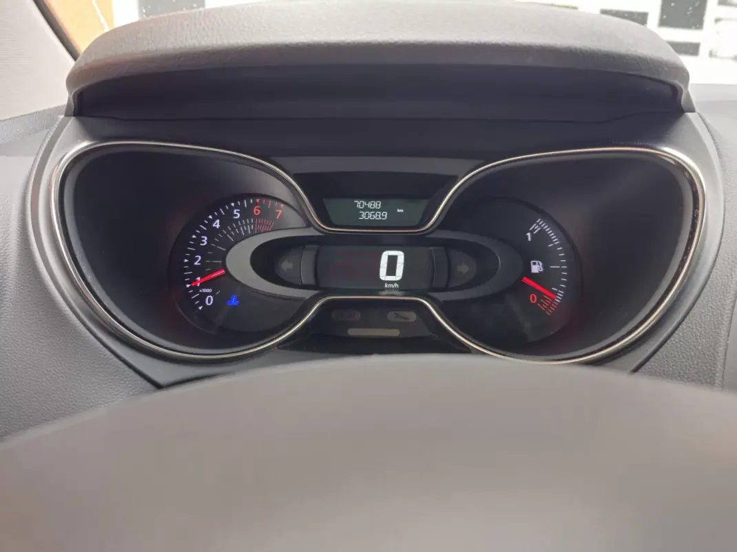 Renault Captur 2019 - 15990 EUR, 70400 km - AUTO.MOTO.pt - 70400km - foto 4 de 10