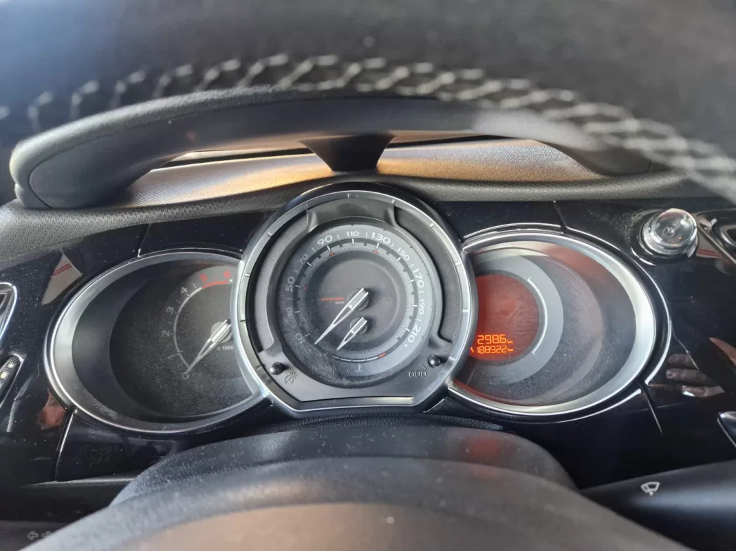 DS DS3 2011 - 9990 EUR, 188000 km - AUTO.MOTO.pt - 188000km - foto 16 de 22