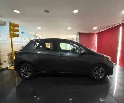 Toyota Yaris 2014 - 13500 EUR, 125000 km - AUTO.MOTO.pt - 125000km - foto 6 de 21