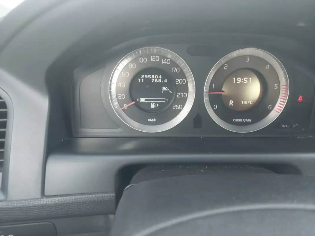 Volvo XC 60 2008 - 11900 EUR, 295804 km - AUTO.MOTO.pt - 295804km - foto 13 de 15