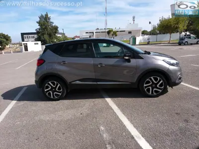 Renault Captur 2017 - 12750 EUR, 144000 km - foto 4 de 19