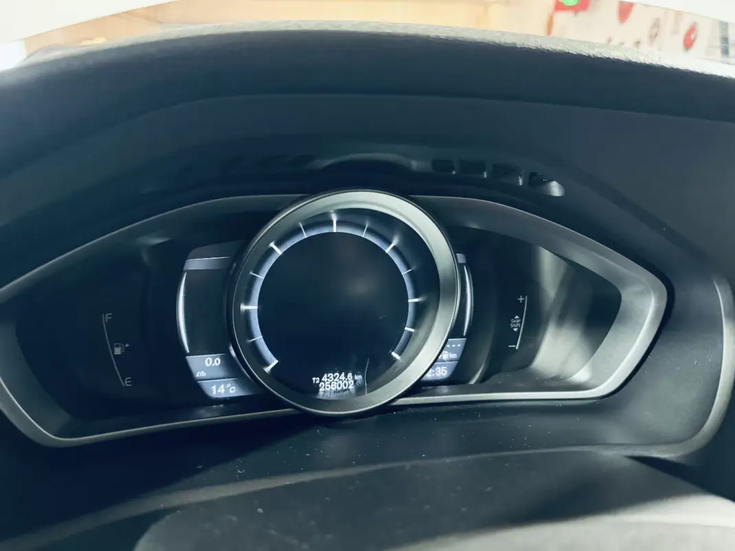 Volvo V40 2013 - 9990 EUR, 258002 km - AUTO.MOTO.pt - 258002km - foto 26 de 31