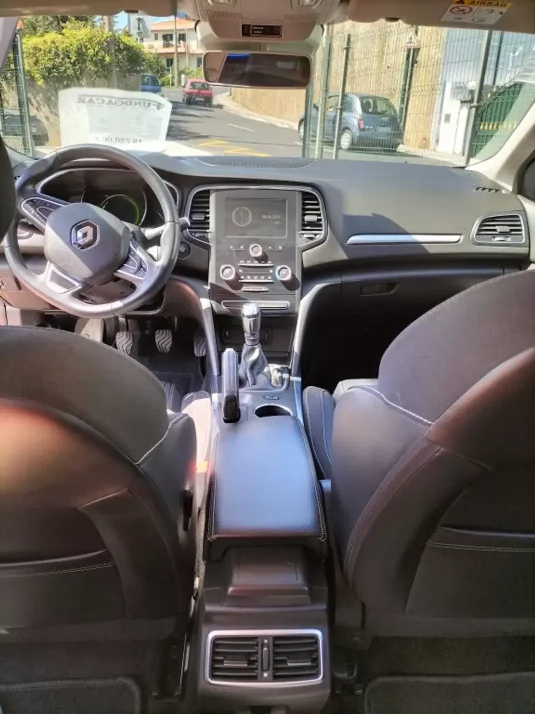 Renault Mégane Sport Tourer 2018 - 15950 EUR, 123820 km - AUTO.MOTO.pt - 123820km - foto 8 de 13