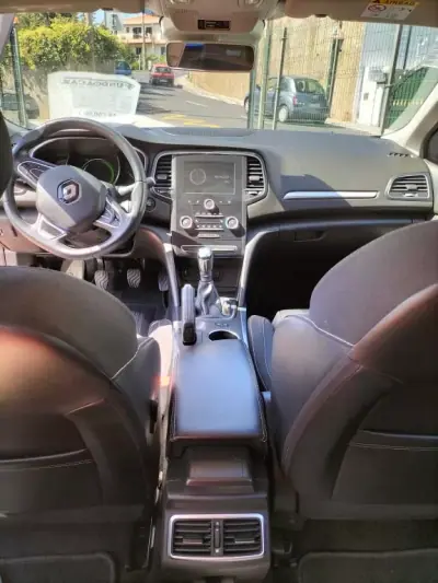 Renault Mégane Sport Tourer 2018 - 15950 EUR, 123820 km - AUTO.MOTO.pt - 123820km - foto 8 de 13